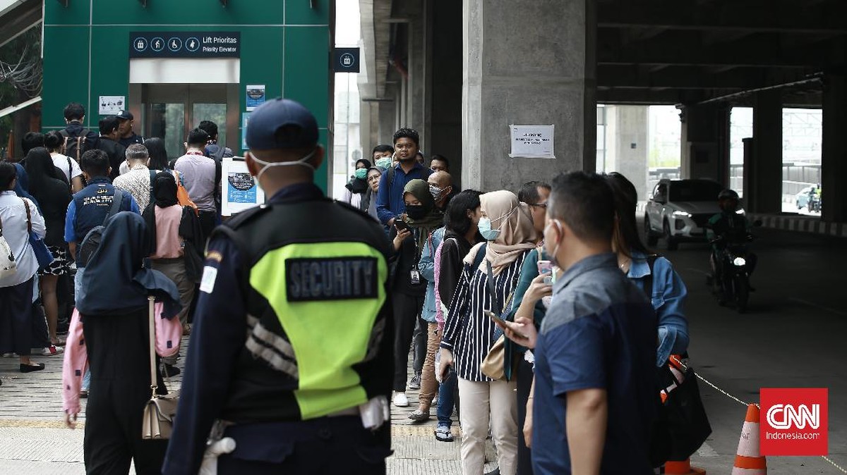 FOTO: Antrean di MRT dan Imbauan Kerja dari Rumah yang Gagal