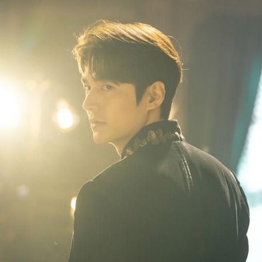 Lee Min Ho Pancarkan Aura Raja Tampan Impian Wanita di DraKor Terbaru