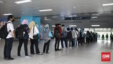 FOTO: Antrean di MRT dan Imbauan Kerja dari Rumah yang Gagal Para pekerja ibu kota harus menunggu hingga dua jam untuk bisa menggunakan MRT. Ularan antrean terlihat hampir di seluruh stasiun moda transportasi.