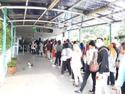 Jam Operasional Dibatasi, Penumpang TransJakarta Antre Parah