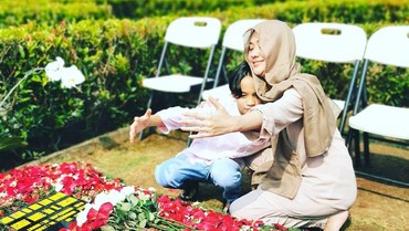img-title Bikin Sedih, BCL dan Noah Buat Virtual 'Family Hug' di Makam Ashraf