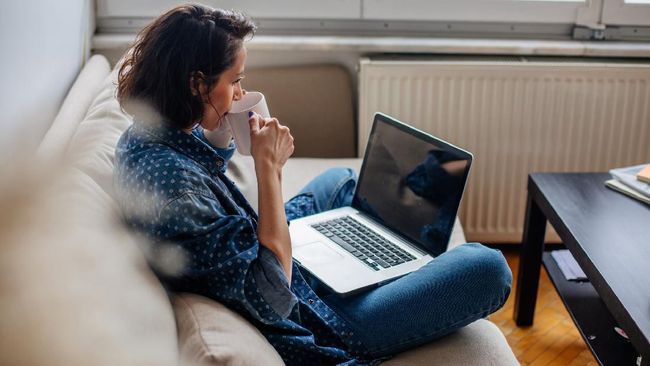 Self isolation dalam waktu cukup lama dapat menimbulkan gangguan kesehatan mental. Berikut cara yang patut dicoba untuk mencegah hal itu.