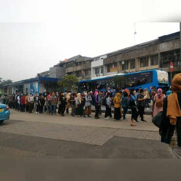 Bus TransJakarta Dibatasi karena Corona, Viral Foto Antrean Penumpang