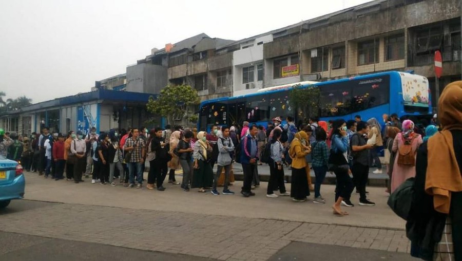 Pemerintah Provinsi DKI Jakarta membatasi jumlah bus TransJakarta yang beroperasi untuk menekan dampak penyebaran virus Corona.