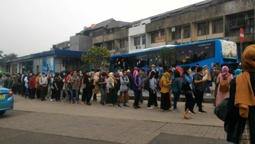 Bus TransJakarta Dibatasi karena Corona, Viral Foto Antrean Penumpang
