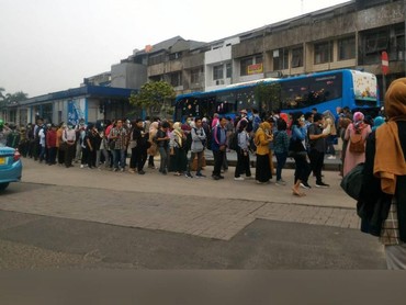 Bus TransJakarta Dibatasi karena Corona, Viral Foto Antrean Penumpang
