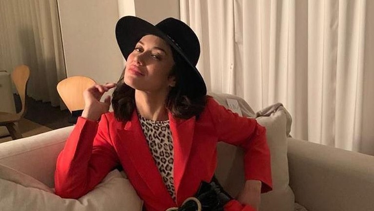 Positif Corona, Tengok 7 Potret Cantik Si Seksi Olga Kurylenko Beberapa potret cantik Olga Kurylenko yang merupakan aktris Hollywood kedua terinfeksi virus corona.