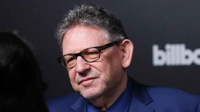 Bos Universal Music Group yang menaungi Taylor Swift, Sir Lucian Grainge, dilaporkan positif terinfeksi virus corona yang membuat gempar pesohor Hollywood.