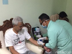 Pakai Kaus Bersama Lawan Corona, Ganjar Cek Kesehatan di RS