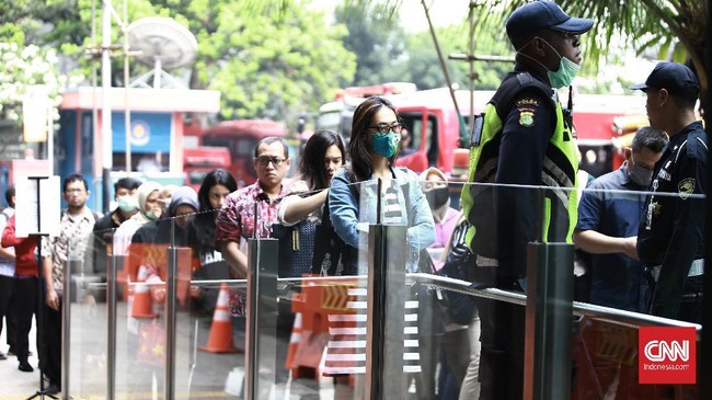 Pembatasan jadwal dan penumpang Transjakarta serta MRT mulai berlaku Senin mendatang (23/3).