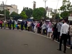 Mengular! Ini Penampakan Antrean Penumpang TransJ di Halte Puri Beta
