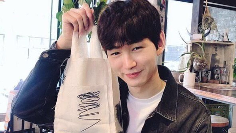 Lee Won Geun Deretan aktor tampan ini memiliki kisah unik ketika akan berciuman.