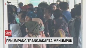 VIDEO: Penumpang TransJakarta Menumpuk