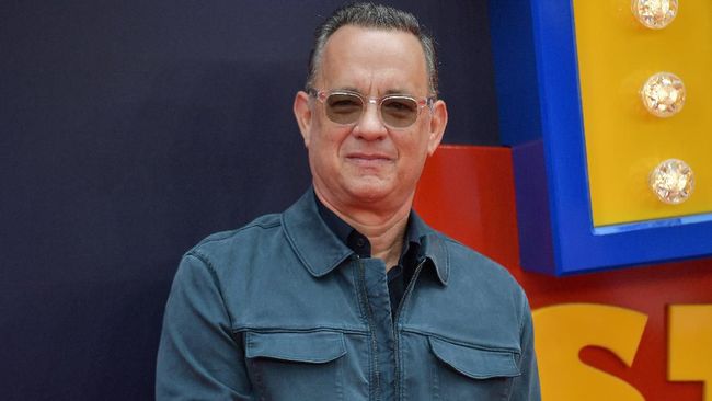 Setelah lebih dari sepekan sejak mengumumkan positif Covid-19 dan hanya mengarantina diri sendiri, Tom Hanks mengaku kondisinya kini membaik.
