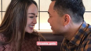 img-title Mantan Istri Sirajuddin Mahmud Siap Buatkan Gaun Pengantin Zaskia Gotik?