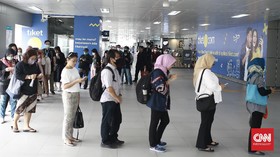 FOTO: Antrean di MRT dan Imbauan Kerja dari Rumah yang Gagal