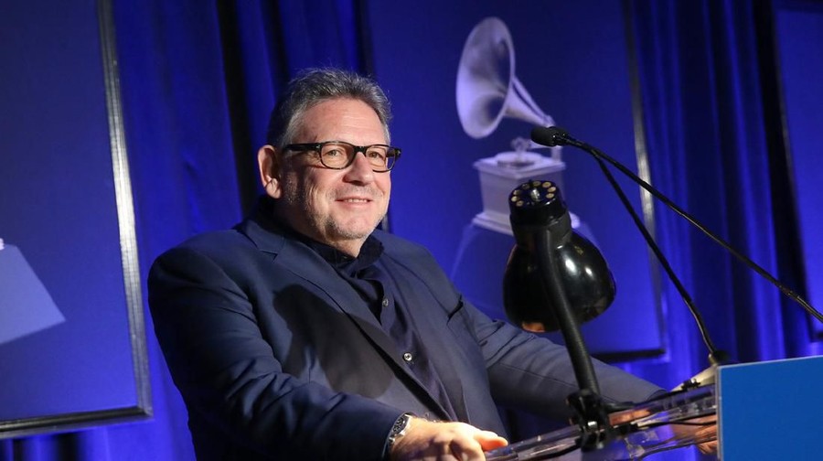 CEO Universal Music Group, Sir Lucian Grainge, dinyatakan positif corona usai gelar pesta ulang tahunnya yang ke 60 dan mengundang bos-bos besar Hollywood.