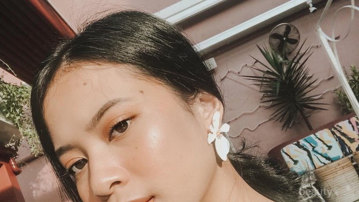 5 Rekomendasi Highlighter Murah Tapi Berkualitas, Wajah Siap On Point Nih! 5 Rekomendasi Highlighter Murah Tapi Berkualitas, Wajah Siap On Point Nih!