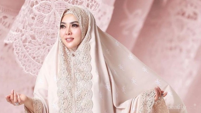 Jelang Lebaran, Syahrini Rilis Mukena Seharga Rp3,5 Juta! Apa Kelebihannya?