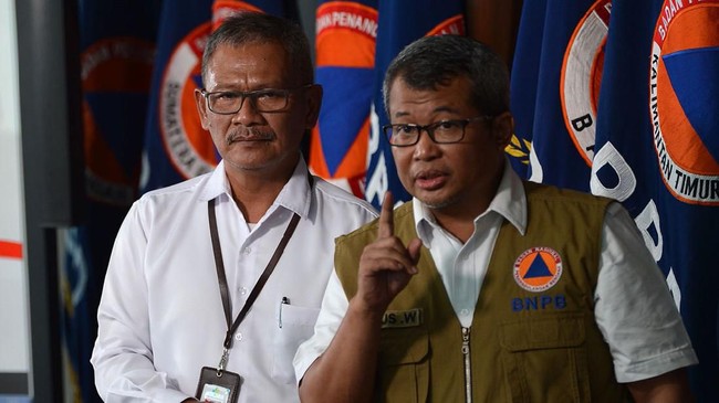Kepala Pusat Data Informasi dan Humas BNPB Agus Wibowo (kanan) bersama Juru Bicara Pemerintah untuk Penanganan COVID-19 Achmad Yurianto menyampaikan keterangan pers di Jakarta, Selasa (17/3/2020). Pemerintah menyatakan status keadaan tertentu darurat penanggulangan virus corona atau COVID-19 berlaku sampai 29 Mei 2020, sementara jumlah pasien positif COVID-19 tercatat sebanyak 172 kasus hingga Selasa (17/3). ANTARA FOTO/Aditya Pradana Putra/hp.