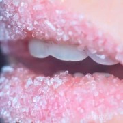 DIY Scrub Untuk Bibir Kering, Bikinnya Ternyata Gampang Banget!