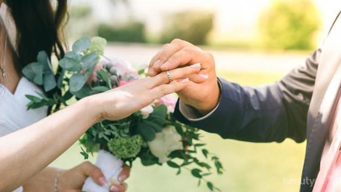 Tren Baru di Kalangan Milenials, Cincin Pertunangan Berwarna Pink yang Cantik