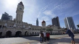 Longgarkan Lockdown, Malaysia Kembali Izinkan Salat di Masjid