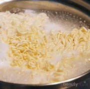 Jangan Dibuang, Air Rebusan Mie Instan Punya Banyak Manfaat untuk Kehidupan Kamu