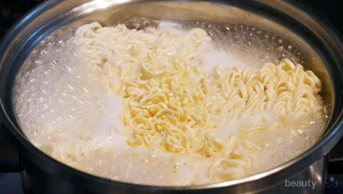 Jangan Dibuang, Air Rebusan Mie Instan Punya Banyak Manfaat untuk Kehidupan Kamu