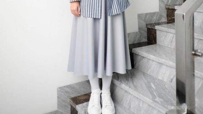 Supaya Tetap Tertutup, Begini Tips Pakai Midi Skirt yang Benar untuk Hijabers