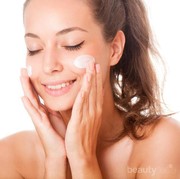 Mana yang Lebih Dulu Dipakai, Sunscreen atau Pelembap? Ini Jawabannya!