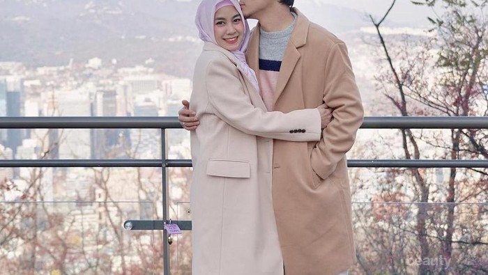 Makin Terlihat Bahagia, 8 Pasangan Artis yang Kompak Hijrah! Bikin Adem!