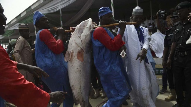 Nigeria terperosok ke lubang resesi untuk kedua kalinya dalam empat tahun terakhir setelah laju ekonomi minus 3,62 persen pada kuartal III 2020.