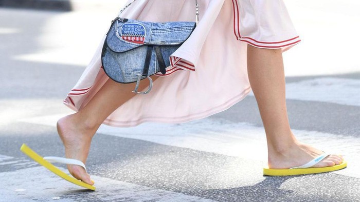 Cara Stylish Pakai Sandal Jepit yang Jadi Tren Favorit Fashionista Dunia