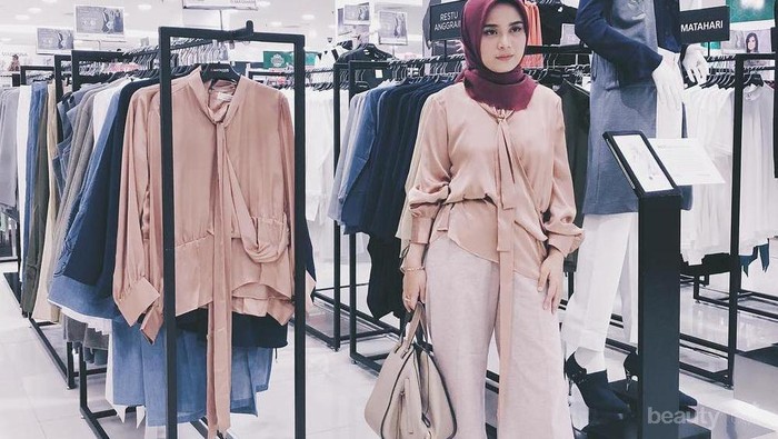 Inovatif! Koleksi Desainer Restu Anggarini Ini Wajib Kalian Punya, Hijab Anti Air - Bakteri