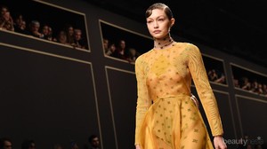 Gigi Hadid Menangis Bawakan Rancangan Karl Lagerfeld di Milan Fashion Week 2019