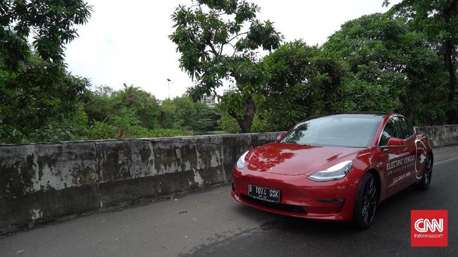 Polisi Bakal Tes Mobil Listrik Tesla Model 3 di Jalan Tol