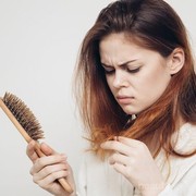 Ternyata Ini 5 Penyebab Rambut Kamu Rontok Parah, Anemia Salah Satunya!