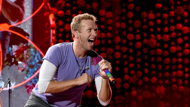 Chris Martin menyapa fan Coldplay di Indonesia. Ia berterima kasih atas dukungan selama ini dan mengaku mau bertemu dengan fan.