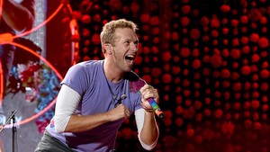 Chris Martin Alami Infeksi Paru Serius, Coldplay Tunda Konser
