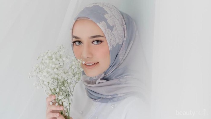 Tampil Makin Stylish dengan Hijab Motif Floral yang Manis