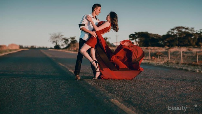 Inspirasi Foto Pra Pernikahan yang Unik dan Nyentrik, Berani Coba?