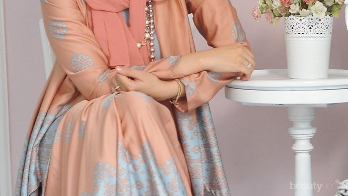 Stylish dan Anggun, Contek Gaya Hijab ala Ria Miranda Ini!