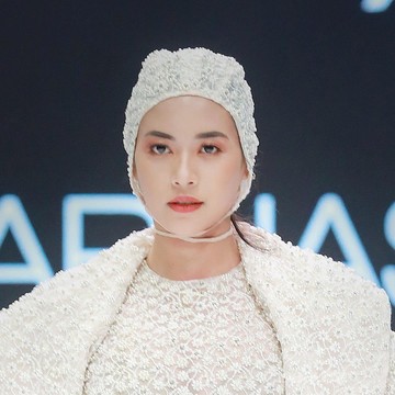 img-title Sentuhan Warna dalam Koleksi Busana 6 Desainer Kenamaan Tanah Air di Ajang IFW 2019