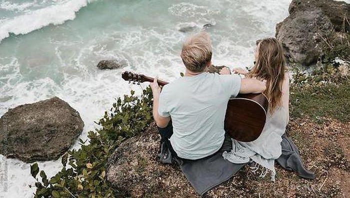 Selain Romantis, Ini 5 Keuntungan Punya Pacar Musisi Bikin Pipi Merona Setiap Hari