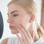 Trik Menutupi Jerawat Menyebalkan dengan Concealer, Beda Jenis Caranya pun Tak Sama