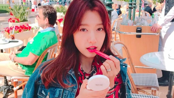 Bosan dengan Gaya Kamu Sekarang? Coba Ganti Warna Rambut Coklat ala Seleb Ini!