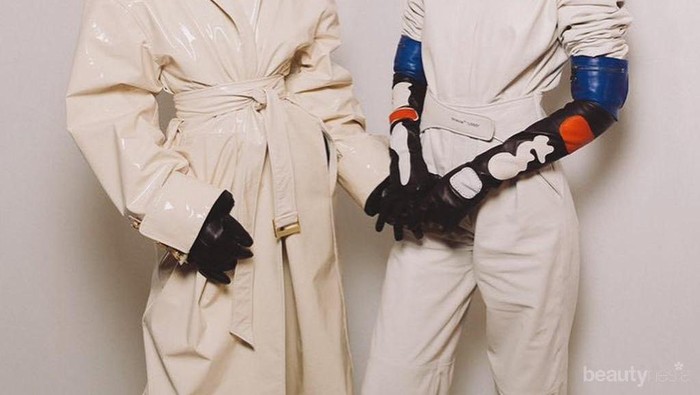 Bagai Anak Kembar, Gigi Hadid dan Bella Tampil Matching di Paris Fashion Week