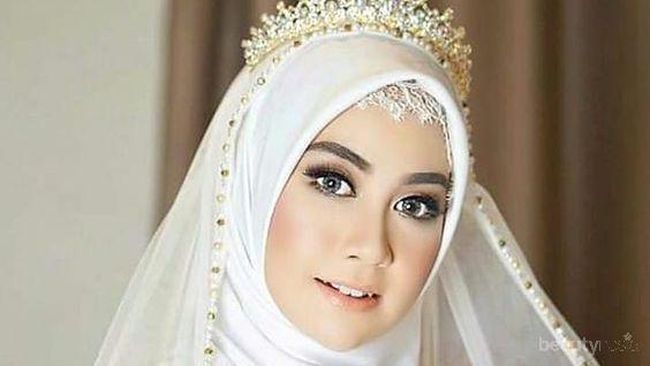 5 Inspirasi Gaun dan Kebaya dengan Hijab  Menutup  Dada  