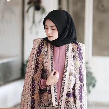 Tampil Stunning Ala Selebgram dengan Outfit Batik Modern Ini!